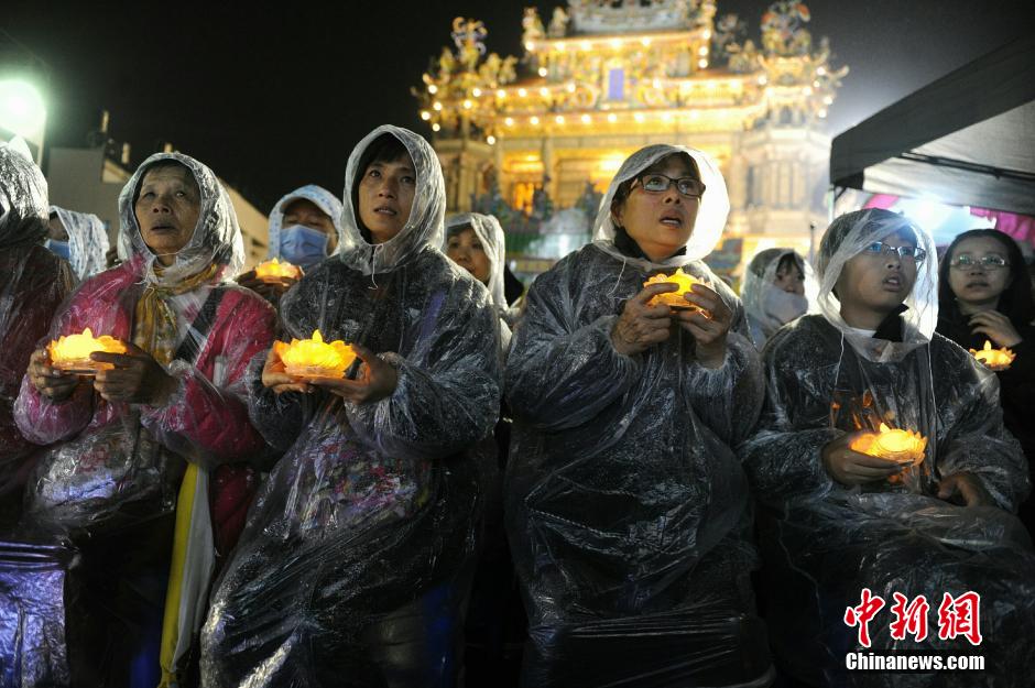 台湾高雄地震 民众雨中祈福