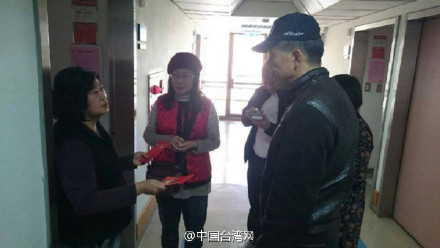 台湾慈善工作者赴地震灾区助人 因穿红衣被骂翻