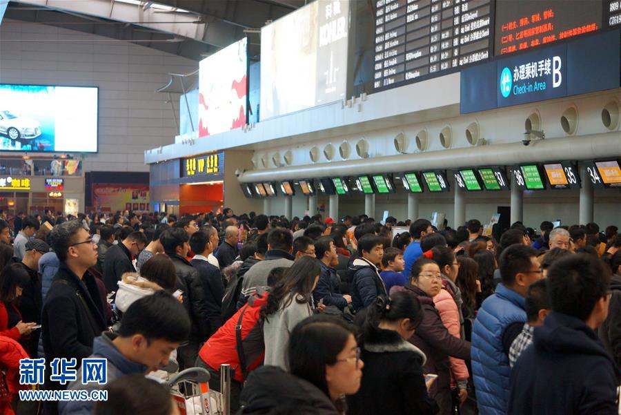 返程高峰遭遇恶劣天气 大批乘客滞留大连机场