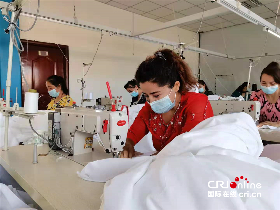 （外籍记者新疆行）出了家门进厂门——“卫星工厂”让妇女们工作生活两不误_fororder___172.100.100.3_temp_9500041_1_9500041_1_1_9b98ca10-63da-4053-8220-bc017623773c