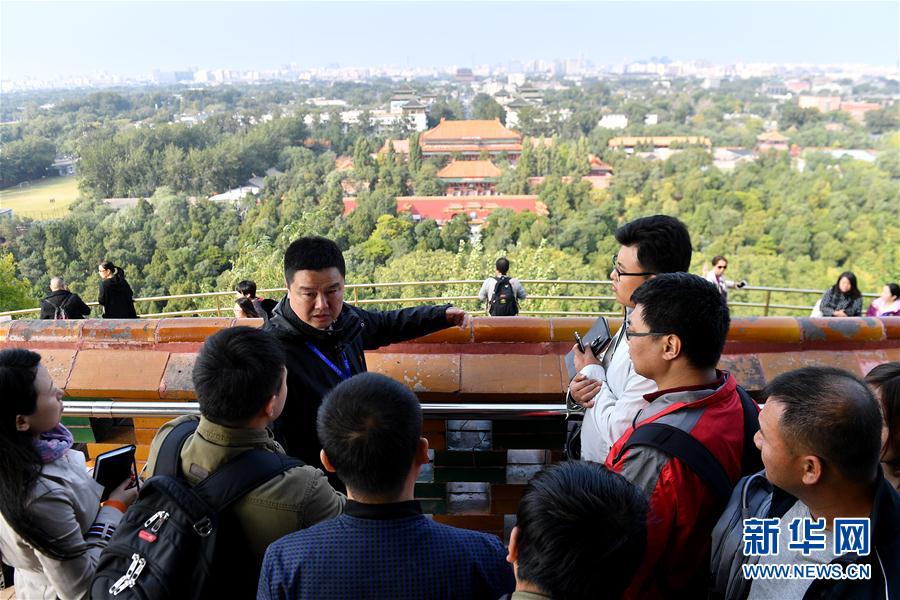 十九大新闻中心组织首次外出采访 感受古都中轴线文化魅力