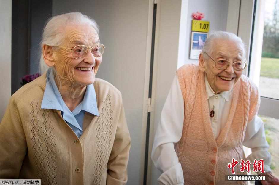 法国双胞胎姐妹已104岁高龄 或为世界最年长双胞胎