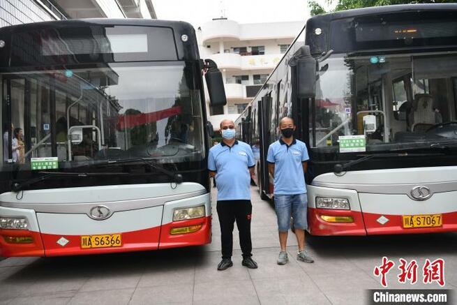 大学受験生を試験会場まで送り届ける「愛心バスチーム」　四川省成都_fororder_FOREIGN202106071534000099529810945