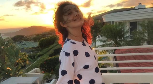 牛莉夕阳下摆造型 长发飘扬风情万种