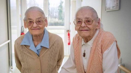 法国104岁双胞胎姐妹花：长寿秘诀是“黏在一起”