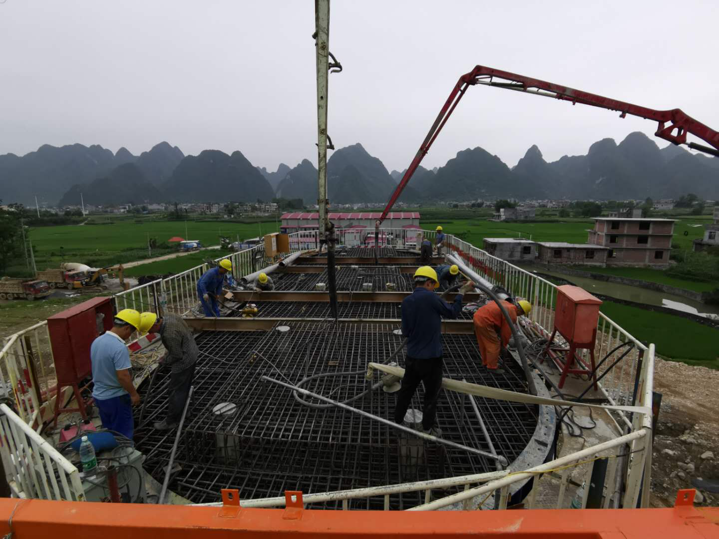 （專業術語，確認無誤）貴南高鐵澄江雙線特大橋建設進展順利