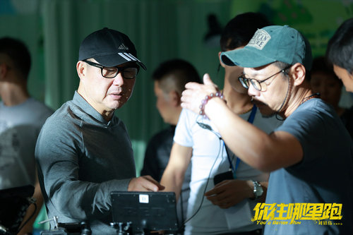 王子文穿着清凉练瑜伽打卡 高难度姿势体态超柔软