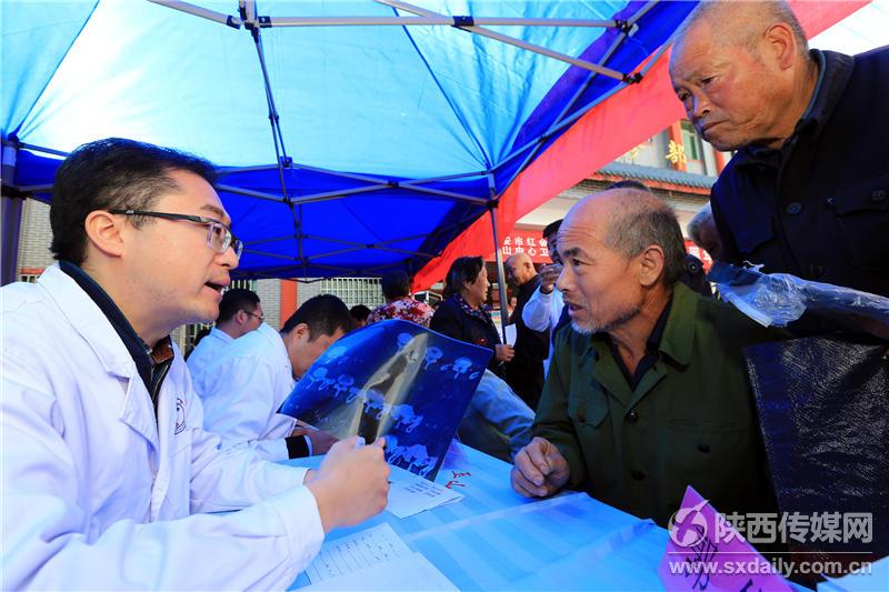 西安红会医院:25年下乡支医获百姓好评 西安红会医院:25年下乡支医获百姓好评_fororder_SXRB201710122105000599319774986