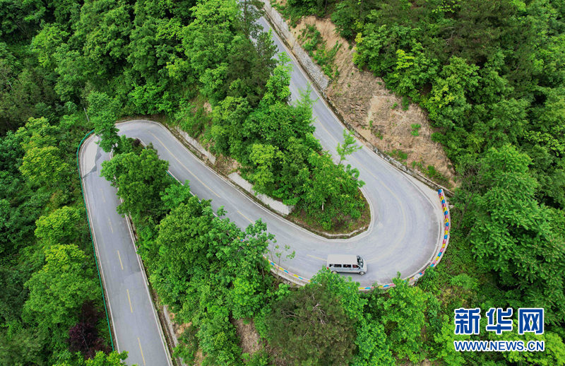 湖北保康：官山旅遊路盤出大山致富路