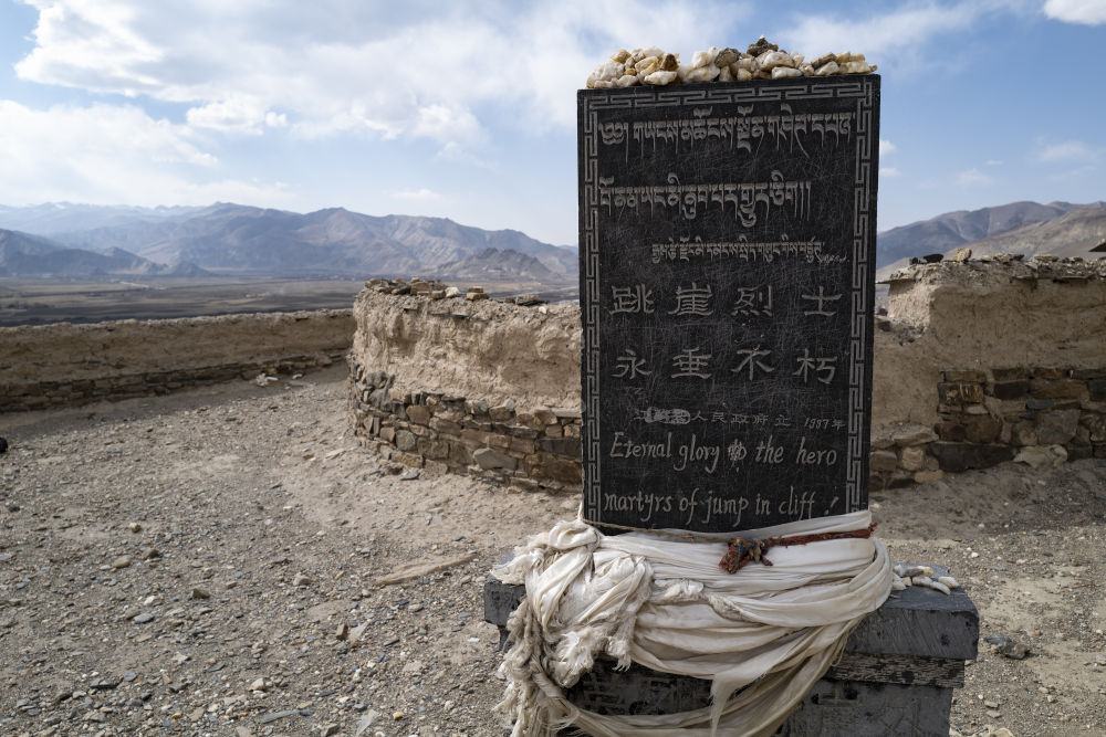 这是3月23日在江孜宗山古堡拍摄的跳崖英雄纪念碑.