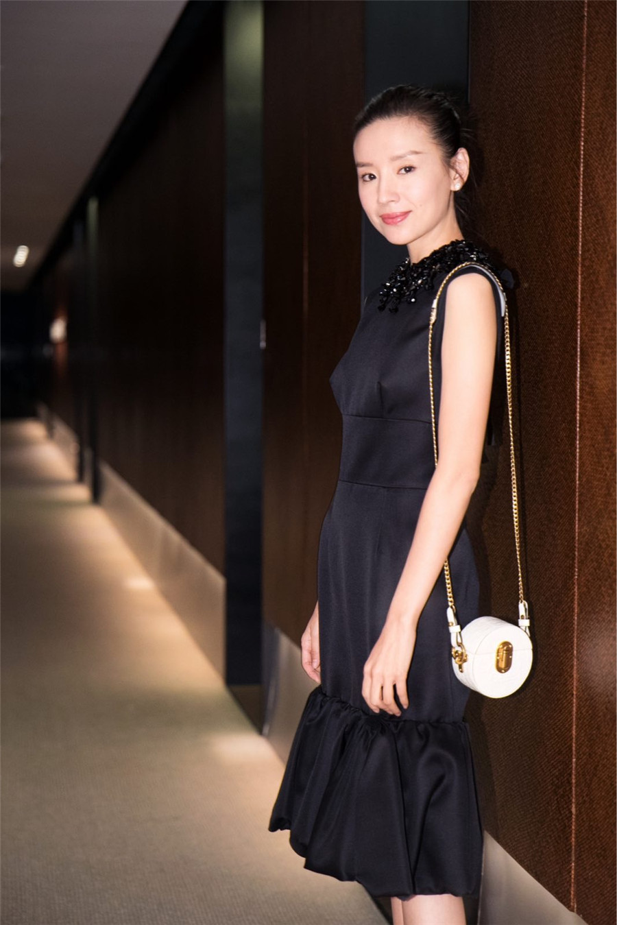 董洁"侧颜杀"成熟优雅尽显时尚好衣品(图)