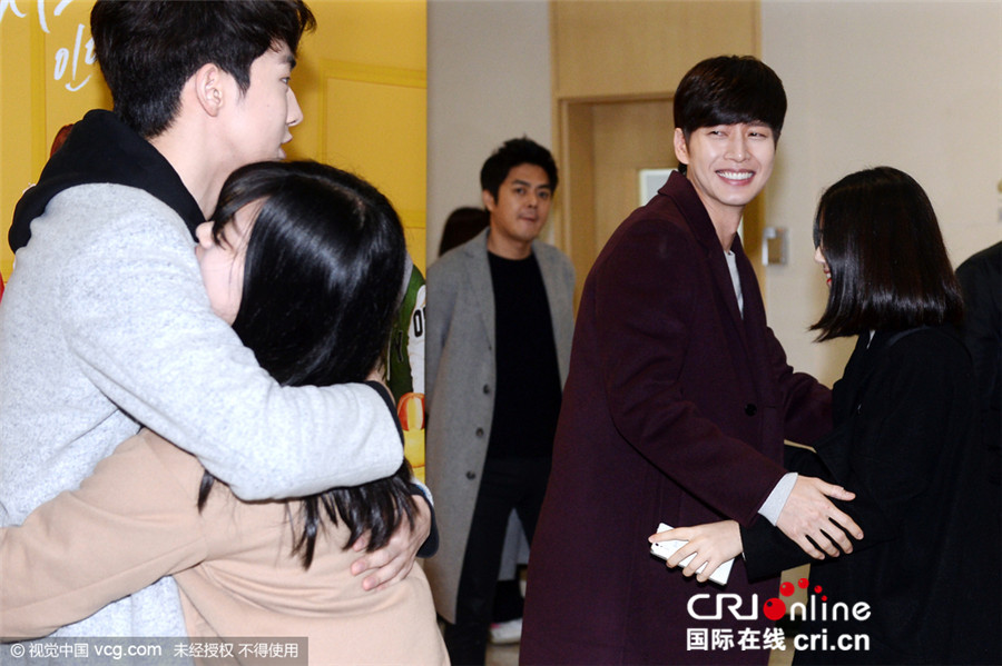 朴海镇南柱赫同台斗帅 遭女粉丝强抱害羞偷笑