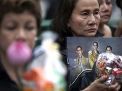 泰国民众纪念已故国王普密蓬逝世一周年