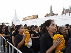 泰国民众纪念已故国王普密蓬逝世一周年_fororder_20171013_60368