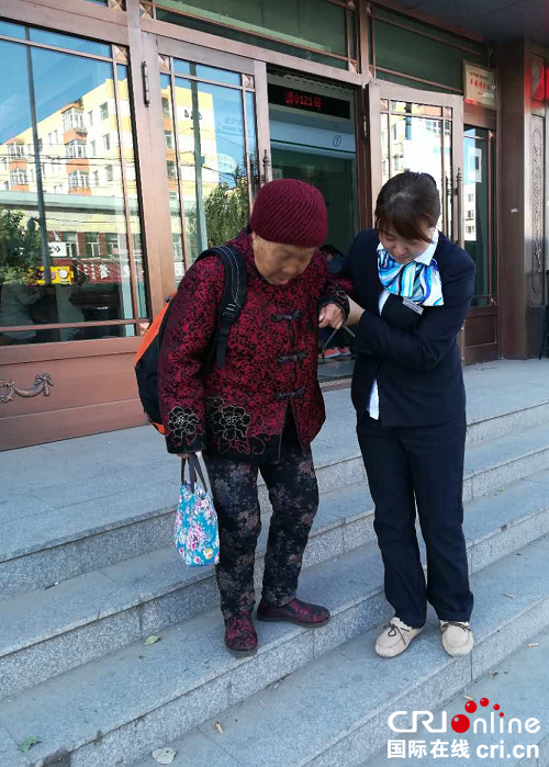 已过　供稿 【龙江要闻】哈尔滨农商银行员工热心帮助迷路老人回家