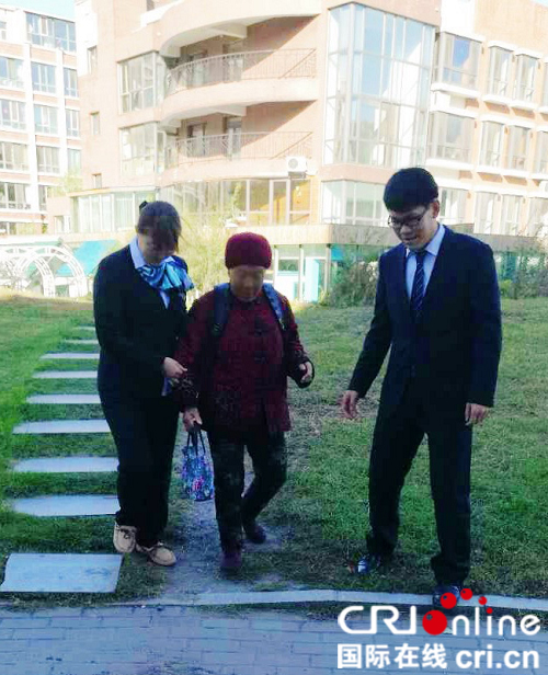 已过　供稿 【龙江要闻】哈尔滨农商银行员工热心帮助迷路老人回家