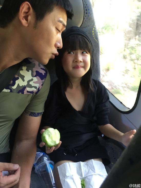 陆毅噘嘴欲亲吻女儿 贝儿搞怪翻白眼(图)