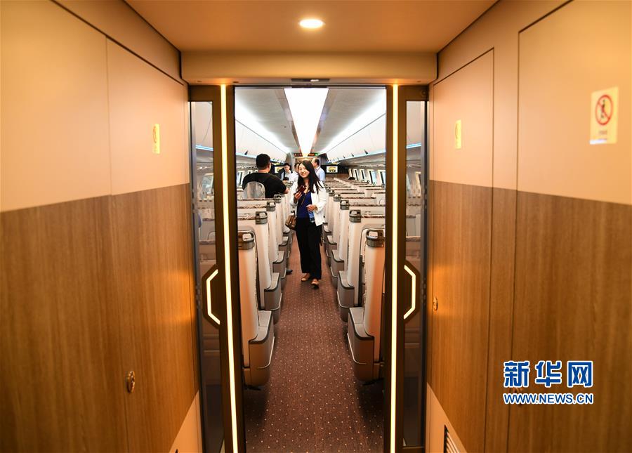我国时速600公里高速磁浮试验样车下线