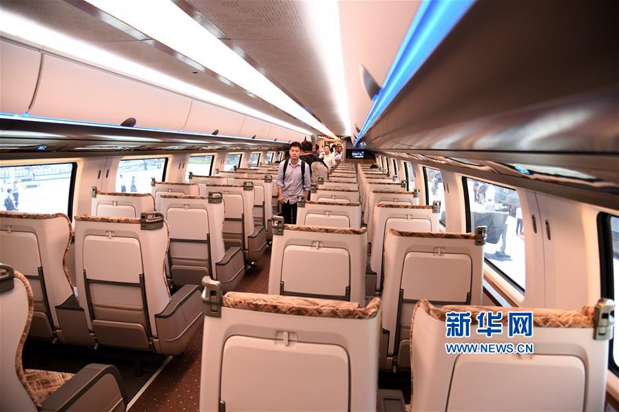 我国时速600公里高速磁浮试验样车下线