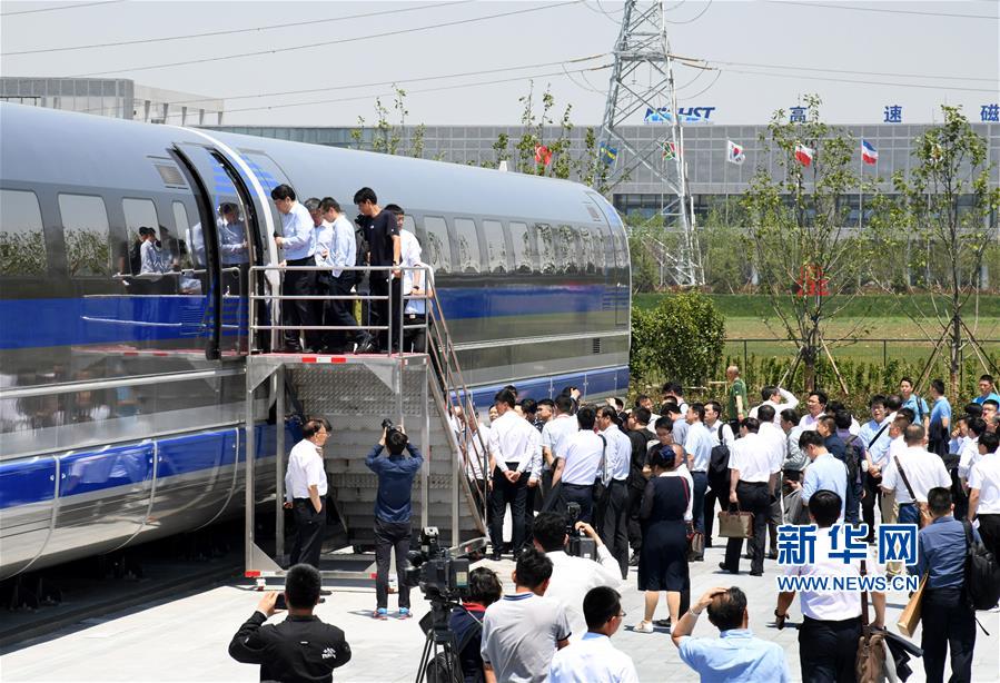 我国时速600公里高速磁浮试验样车下线