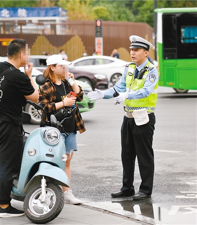 （轉載）馬路是陪伴他時間最長的“家”  他甘做緩堵保暢“孺子牛”