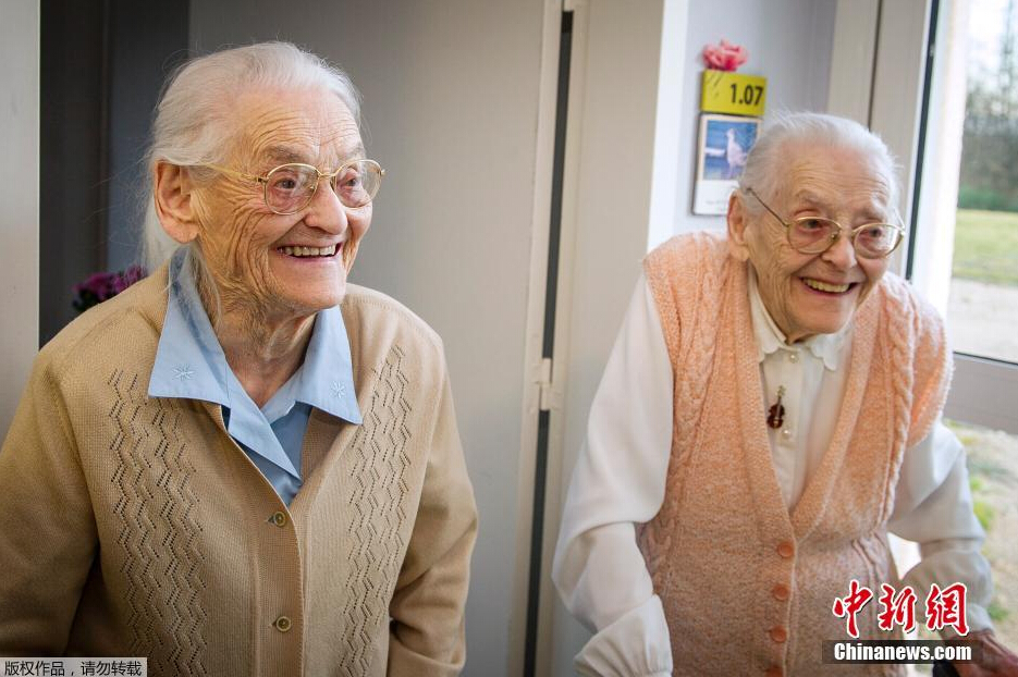 法国104岁双胞胎姐妹花:长寿秘诀是“黏在一起” 法国104岁双胞胎姐妹花:长寿秘诀是“黏在一起”