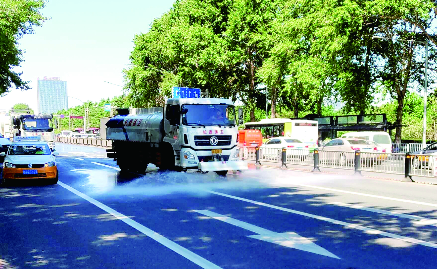 长春市城管系统全面强化长马赛道及沿途市容环境