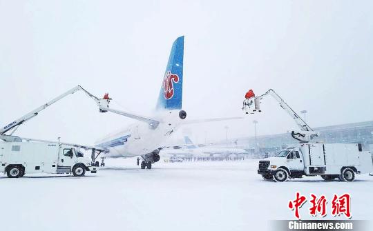 大连机场遭风雪冻雨侵袭 约1.4万名旅客出行受影响