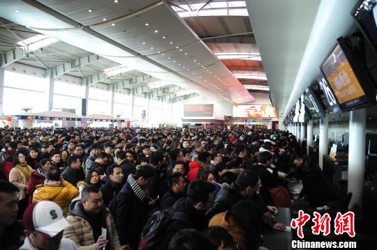 大连机场遭风雪冻雨侵袭 约1.4万名旅客出行受影响