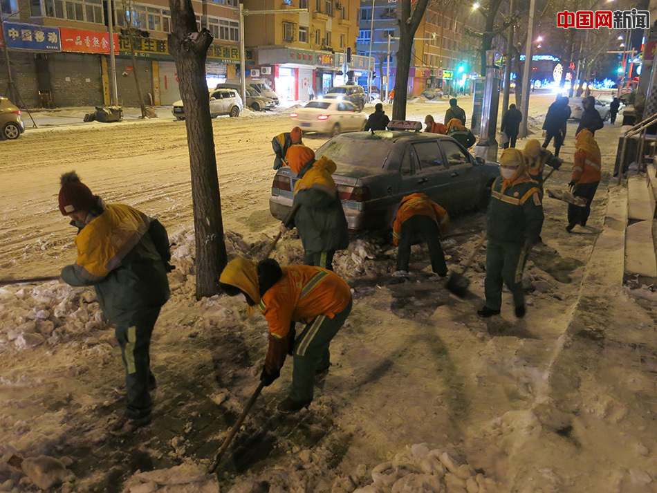 網絡媒體走轉改：大連暴雪 環衛工人清理積雪至深夜