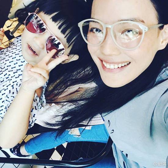 舒淇和张震女儿玩自拍 同时甜笑超有爱