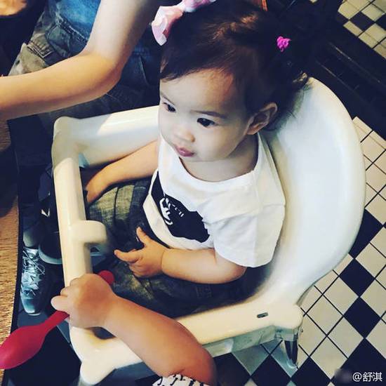 舒淇和张震女儿玩自拍 同时甜笑超有爱
