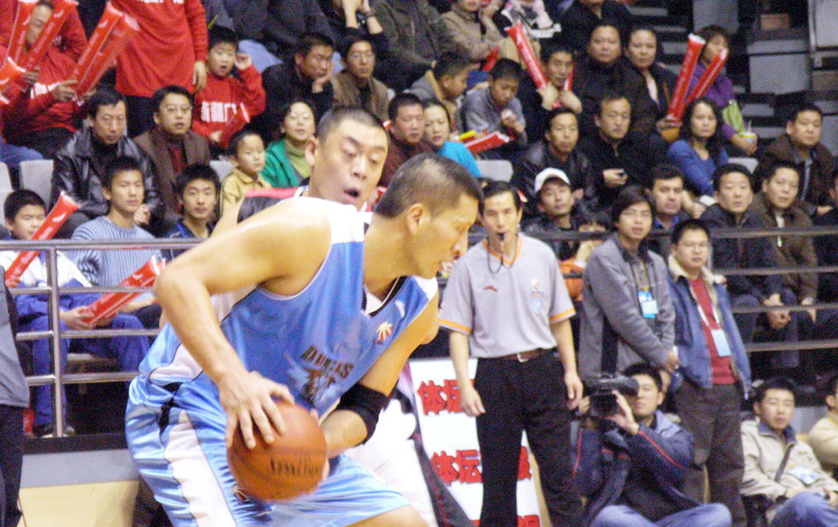 京疆恩怨:西热打伞挑衅五棵松 大巴李根被挖