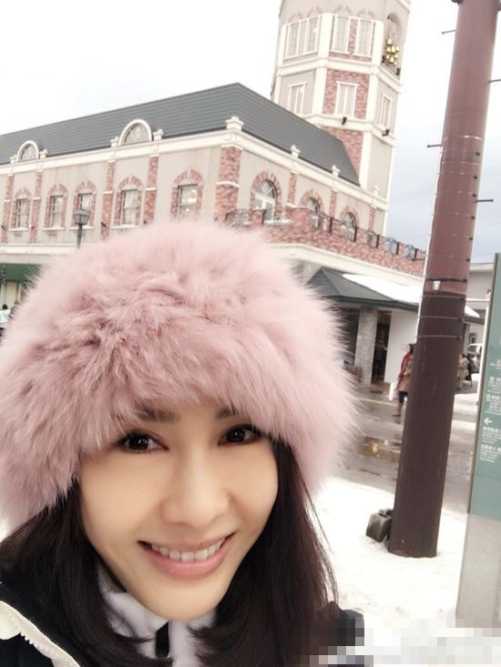 44岁黎姿头顶皮草帽 光彩照人貌美如初