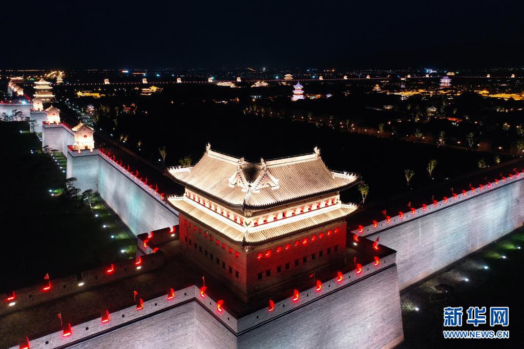 不夜“鳳凰城”