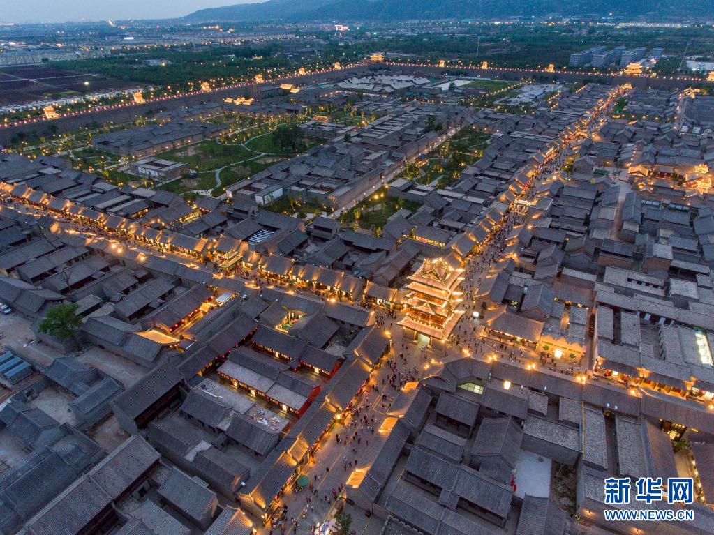 不夜“鳳凰城”