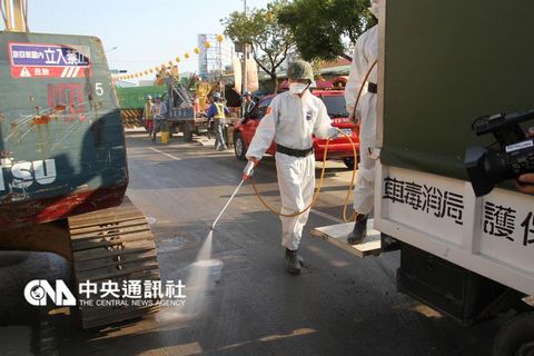 台南震灾搜救结束 台军化学兵大规模消毒（图）
