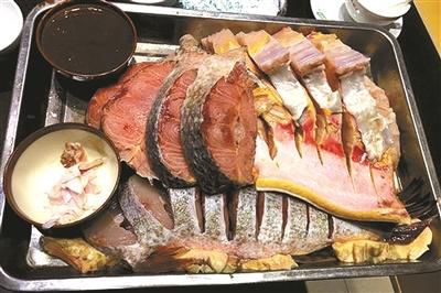 哈尔滨居民表示天价鱼餐厅价格贵 网上差评居多