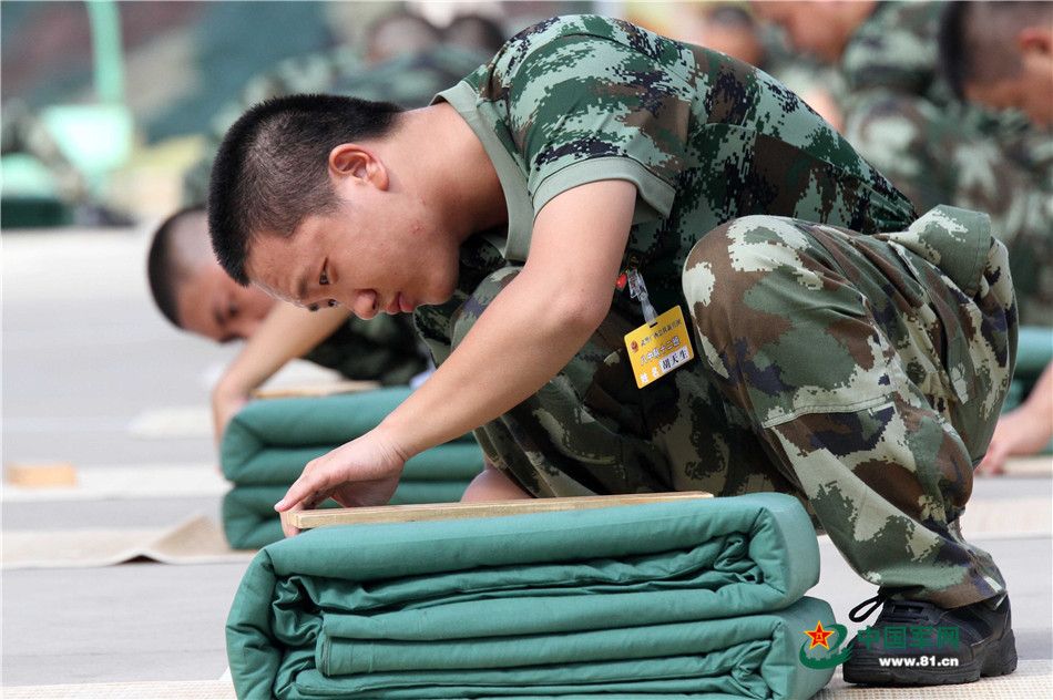 叠被子也有大场面!武警新兵"豆腐块"比拼-国际在线军事频道