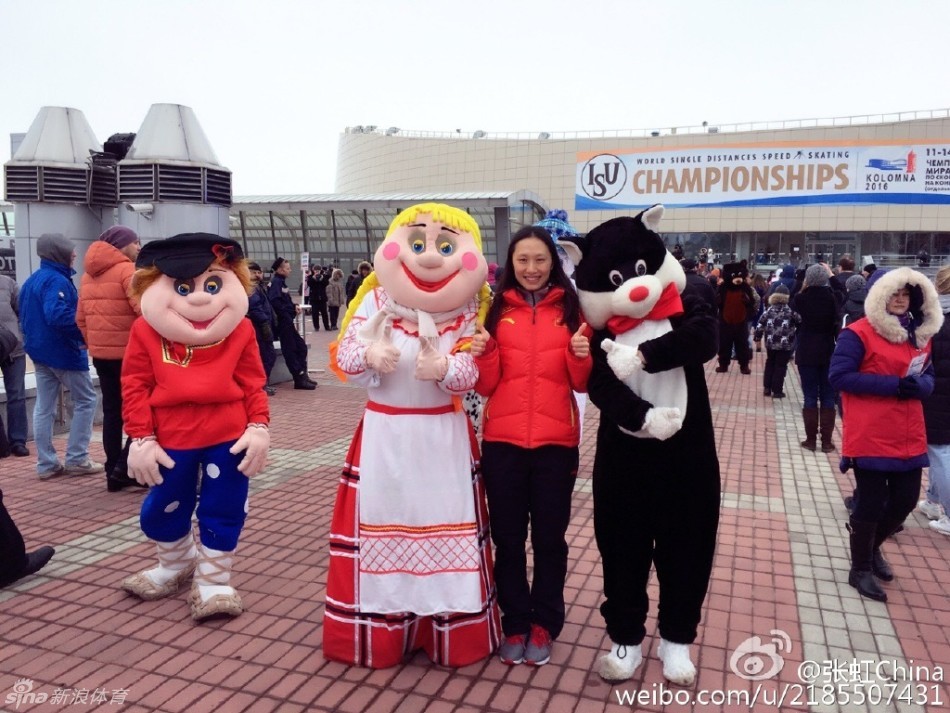 张虹与俄罗斯美女合照 盼早日脱单 张虹与俄罗斯美女合照 盼早日脱单