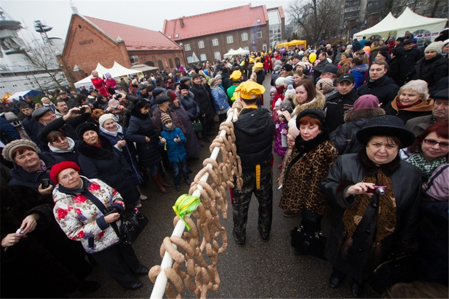 俄举办"长香肠日"14名壮汉扛300米长香肠游街