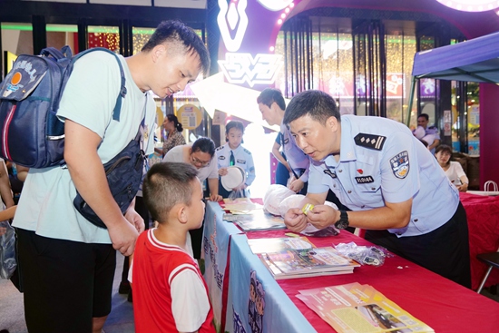 广西南宁举行百校万人交通安全宣传活动