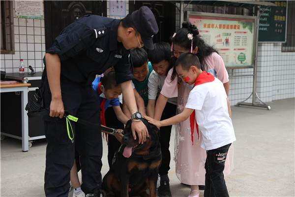 六一特别体验活动        ——神犬奇兵走进五席坊小学_fororder_180763752310158285