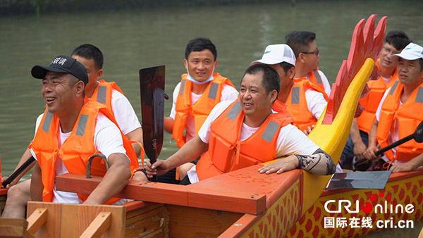 端午民俗文化旅游节丰富浙江湖州新农村文化建设_fororder_龙舟赛冠军队选手 摄影：秦靓.JPG