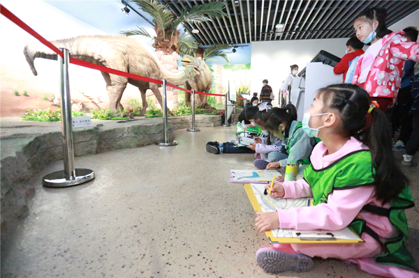 【吉林060203】“六一”兒童節 延吉恐龍博物館迎來大批遊客_fororder_微信圖片_20210602130545
