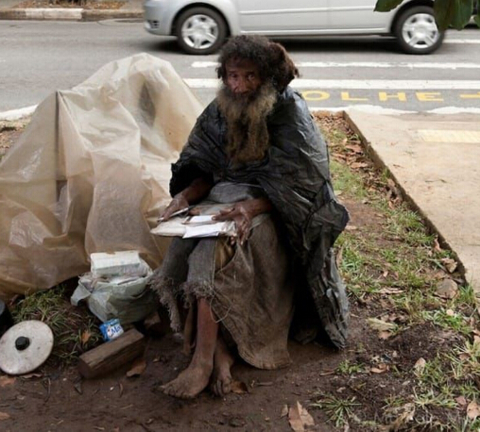 巴西七旬流浪汉写诗感动路人网上走红重获新生组图