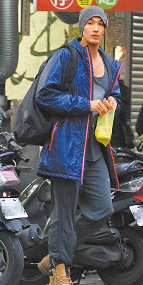 蔡依林情人节约会买小吃 锦荣四处跑腿幸福满满