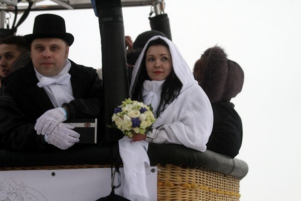 拉脱维亚举办空中集体婚礼