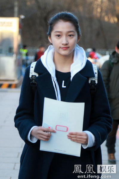 关晓彤参加北影艺考 素颜现身被狂拍