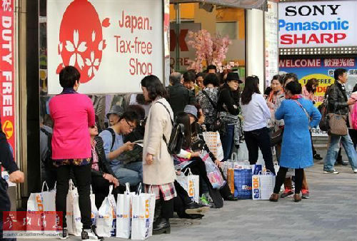 日媒:春节中国访日游客消费转向 "爆买"风潮已过